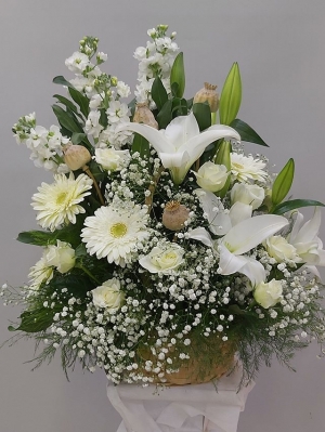 Sepette Beyaz Çiçek Aranjmanı
