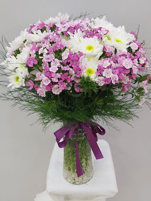 Vazoda Pembe Beyaz Kır Çiçekleri